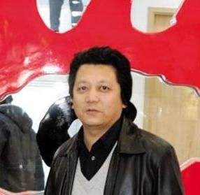 王小山：曾以“黑心殺手”的筆名開創網路黑通社寫作風格。從事過十數種職業，現為自由職業者。