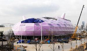 披上紫色外衣的上海世博會日本館“紫蠶島”。