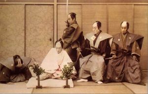 這是一場日本切腹儀式的表演，圖中穿白衣的日本男人在友人相伴下“切腹自殺”。日本武士道精神鼓吹殺身成仁，捨身取義。“切腹自殺”是“最高的合理行動”，是保全面子的一種方式。二戰期間，許多日本官兵不願投降或者被俘，採取切腹方式自殺，以此維護“榮譽”。
