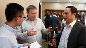 杜志政先生和外國客戶洽談