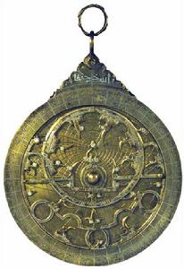 （圖）6-9 公元13世紀埃及阿尤布王朝時期的星盤，航海時用於測量星體仰角，幫助水手確定唯獨，星盤直徑24.8厘米，黃銅製造，盤上刻有開羅和亞歷山大城的緯度