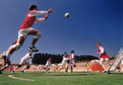 （圖）在草地上進行的巧固球比賽