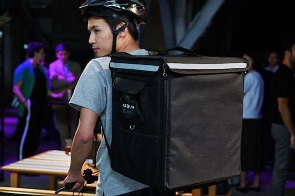 “那個下班後送外賣的年輕人,越來越窮了。”