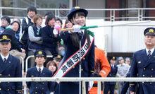 放水の指揮を執る加藤美南=新潟市中央區で