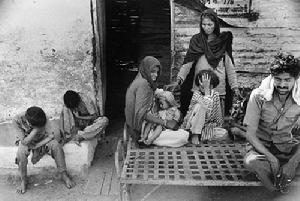 苦難家庭(1984)這樣的家庭數以千計，父母子女背負著相同的病痛，他們的眼睛不斷流淚，呼吸困難，肺部嚴重受損，無法根治。