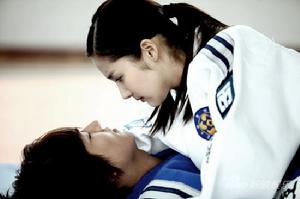 兒媳撲到兒子。