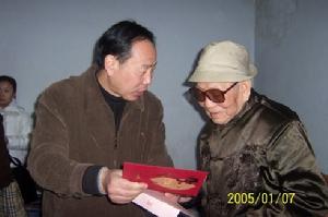 2005年省武術協會領導宋斌看望王克俊先生