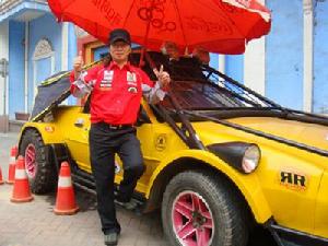 曾凡仁與他的愛車在一起