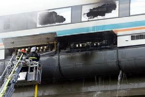 （圖）消防人員正在處理 