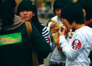 活動現場，同學們一起吃早餐。