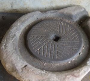 礱，七月十四，客家人用它礱蓋米乙，八月十五，客家人用它礱豆腐。