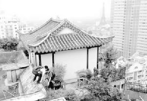 媒體隨執法隊翻牆進入違建