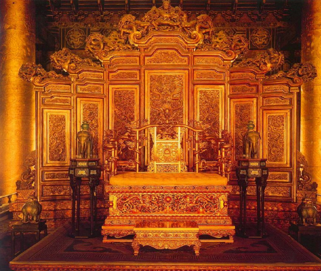 金絲楠木為底座的龍椅