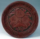 明嘉靖剔彩福祿壽三桃紋圓盤 明嘉靖剔彩福祿壽三桃紋圓盤