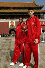 NBA中國賽期間姚明和麥迪在天安門前合影