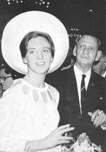 年輕時的瑪格麗特二世抽菸照