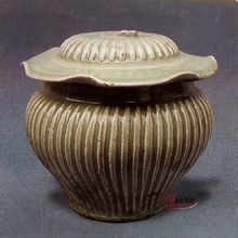 青釉條紋荷葉蓋罐 青釉條紋荷葉蓋罐