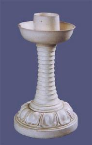 白釉蓮瓣座燈台 白釉蓮瓣座燈台