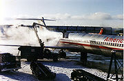 （圖）在紐約州雪城漢考克國際機場，一輛除冰車正在為美國航空公司的麥道-80除冰。