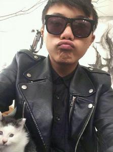 潮人王栩生活照。