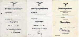 三張A4尺寸證明檔案：左邊是1935年授予Gefreiten   Frantz   Eckerle（隸屬於JG54聯隊，1941年騎士鐵十字勳章，1942年2月14日戰死後被追授橡葉）的證明檔案，上面有Generalleutnant   Bodo von Witzendorff簽名；中間是1936年授予沃爾德馬·哈伯曼Waldemar   Habermann的證明檔案，上面有Hans-Juergen Stumpff將軍的簽名；右邊是1940年授予布魯諾·沃蓋特（Bruno   Vogt）的證明檔案，上面有Generalmajor Karl   Barlen的簽名。