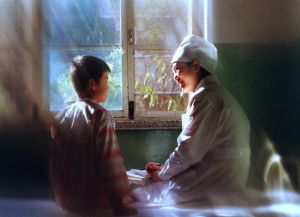 總醫院兒科醫生幫住院兒童補課。曹亞非攝