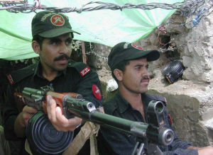 使用81式突擊步槍的巴基斯坦警察