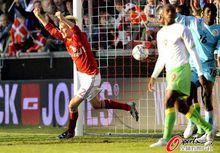 德梅·恩迪亞耶和他的隊友比賽中