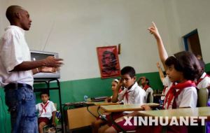 （圖）古巴首都哈瓦那的一所國小內，老師正在給學生們上課。