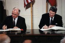戈巴契夫與里根（右）簽署核裁軍協定