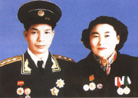 1957年方少穆、錢華夫婦於福建廈門授勳合照