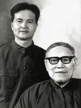 1974年，37歲的章祖安與陸維釗先生（右）