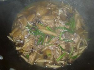 真姬菇燉雞腿肉 真姬菇燉雞腿肉