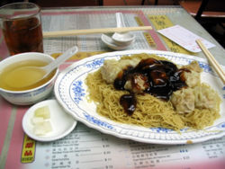 麵條加入餛飩和蚝油便成餛飩撈麵