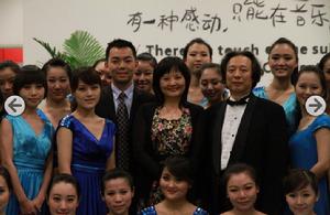 大運期間徐霞與華中師範大學合唱團合影