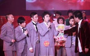 （圖）“螞蟻組合”與主持人畢福劍 