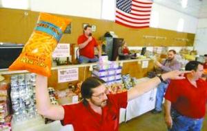 （圖）拍賣會上正在展示一袋食品，邀請顧客出價