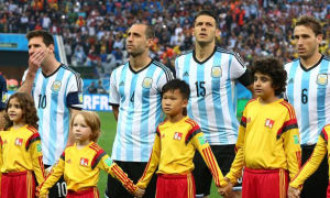 王一帆（前排右二）與梅西同場亮相