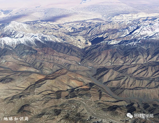 從硫磺達坂望向北方 遠處是塔里木盆地和塔克拉瑪乾沙漠