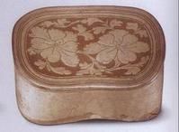 北宋定窯白釉剔花牡丹紋枕 北宋定窯白釉剔花牡丹紋枕