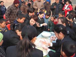 《法官媽媽》“ 法官媽媽”結對幫扶留守兒童