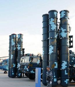 人民空軍成立60周年的系列活動上進行靜態展示的國產紅旗-9型地空飛彈發射車