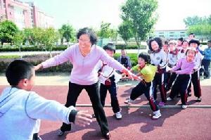 李日華和孩子們做遊戲