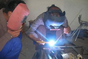 初級焊工,經常會得電光性眼炎