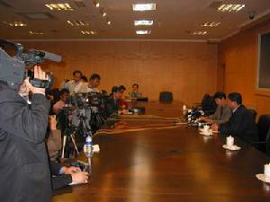 ５月８日下午４時，國務院“５·７”空難處理小組在中共大連市委召開首次新聞發布會，中外記者雲集。