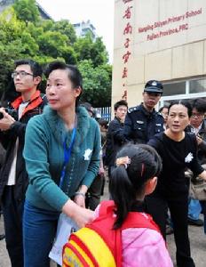福建南平實驗國小教師在學校門口維持秩序迎接學生