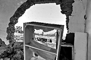 11月1日，太原晉源區古寨村村民武文元被強拆的家，兇手用挖掘機挖出牆洞，兩人被扔到路邊。