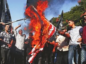 巴勒斯坦示威者在加沙城燃燒美國國旗抗議電影褻瀆先知