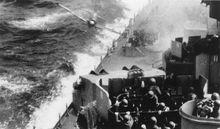 1945年4月11日，日戰機撞上密蘇里號前瞬間