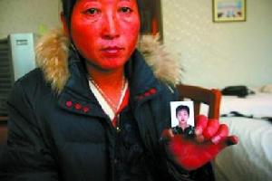 徐化英手持李占雙的照片